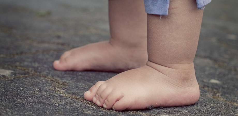 Caminar descalzo favorece el desarrollo correcto de las piernas de los niños.