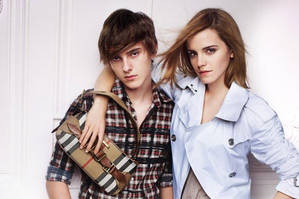 Emma Watson con su hermano