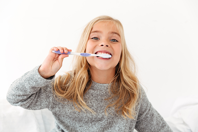 Niña y limpieza de dientes