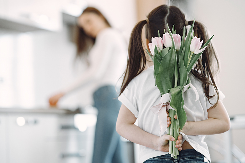 Niña y tulipanes