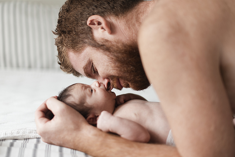 Padre y bebé en la cama