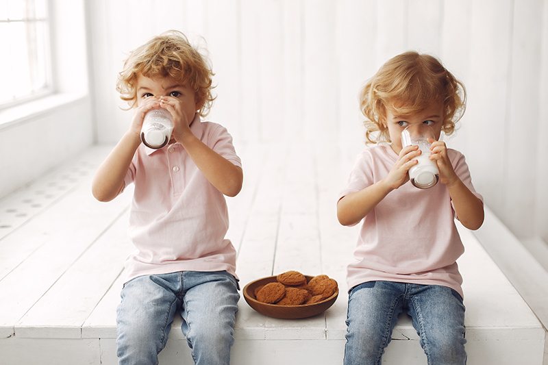 Niño bebiendo leche
