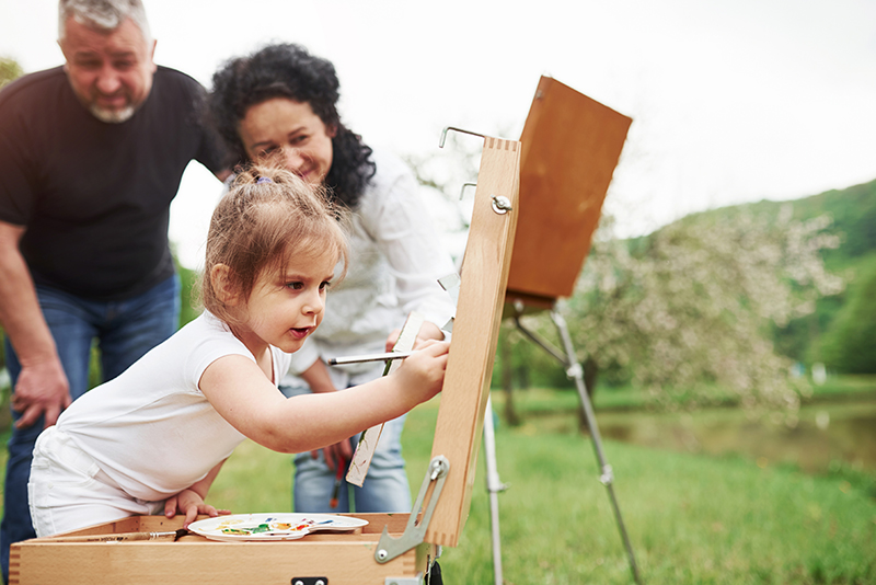 Padres con su hija pintando