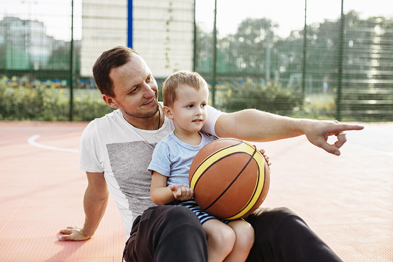 Padre e hijo en el parque