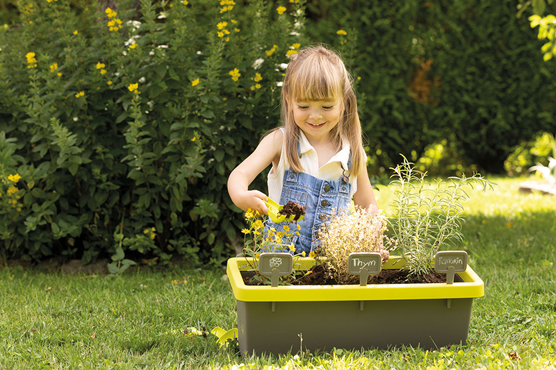 Una niña cultiva hierbas