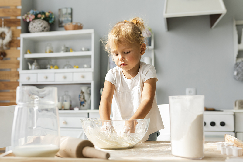 Ninos ayudando cocina