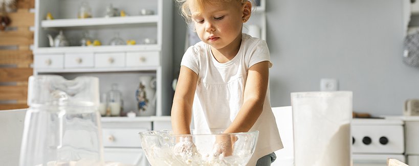 ¿Cómo pueden ayudar los niños en la cocina?